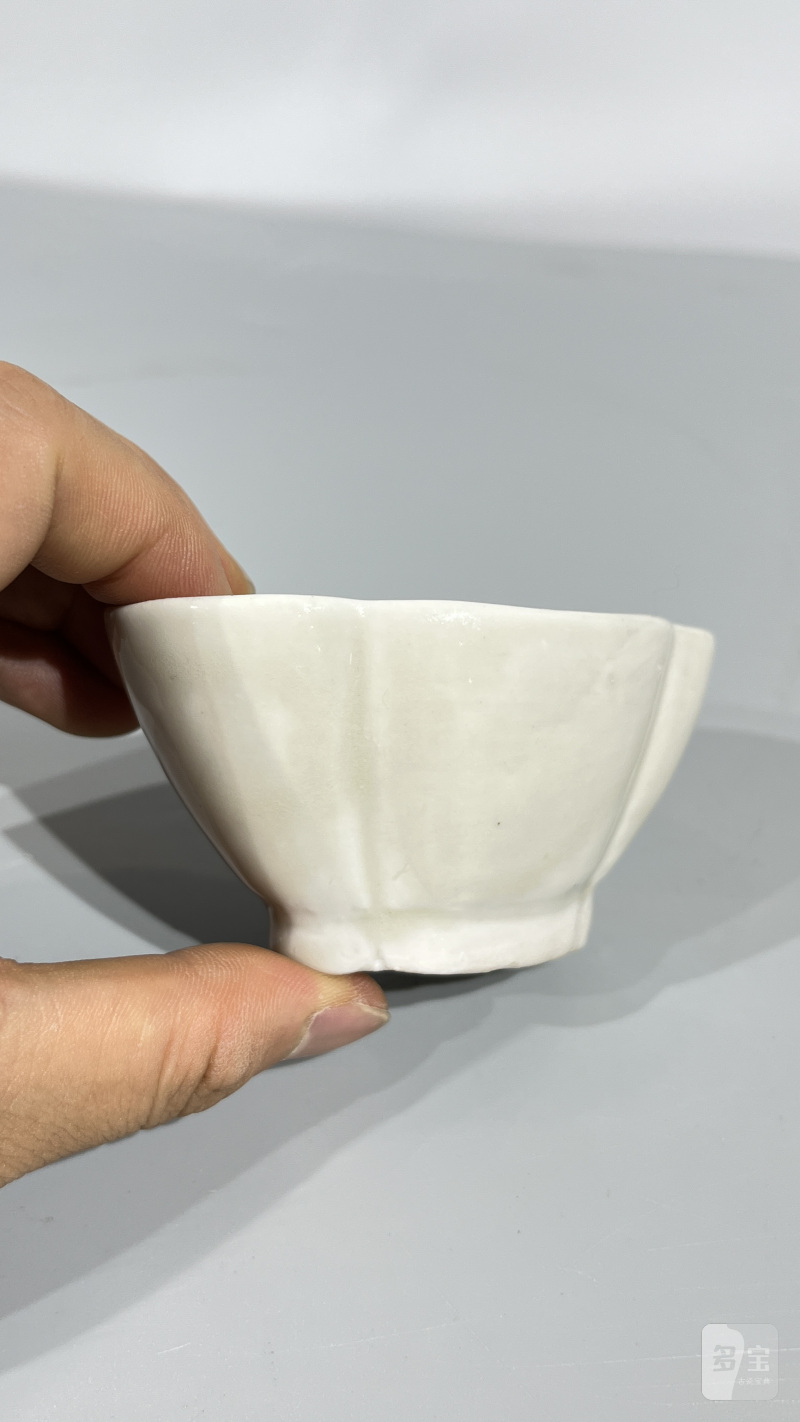 明 定白瓷海棠形鱼纹洗 - 图5